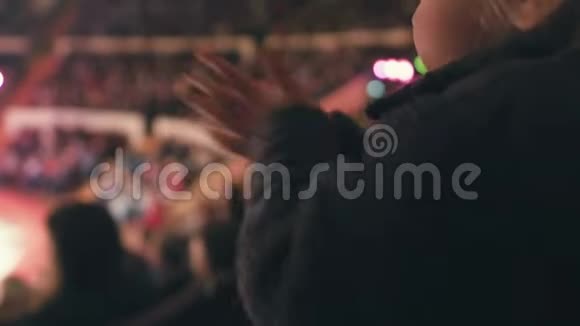 一个小女孩看马戏团的表演为她的手鼓掌视频的预览图