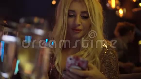 金发女郎在俱乐部里和朋友一起喝香槟自拍视频的预览图