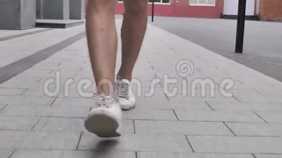 休闲男子的行走腿视频的预览图