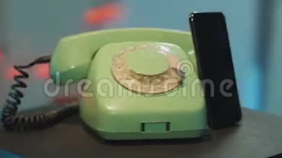 相机围绕着绿色老式手机和黑色现代智能手机旋转视频的预览图