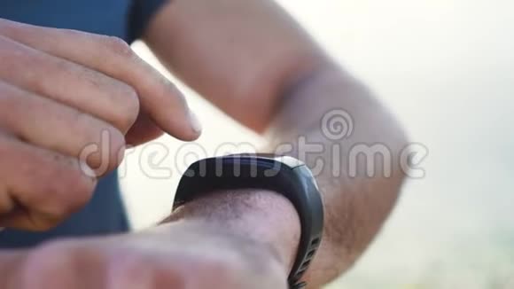 年轻男性跑步者调整智能手表视频的预览图