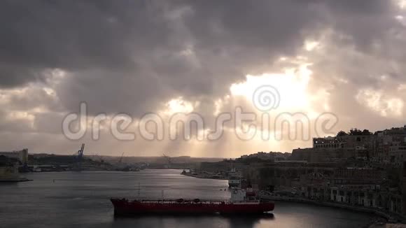 时间流逝海景和船自然多云的天空日落阳光背景视频的预览图