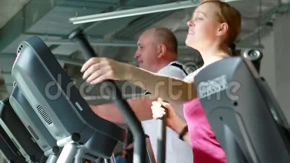 一对年纪较大的夫妇在健身房里做有氧运动视频的预览图
