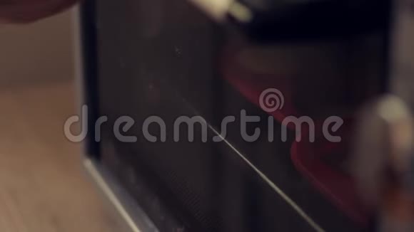 自制干酪松饼用电烤箱取出的硅胶模具烘烤视频的预览图
