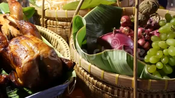 篮子里有烤鸡和水果有美味的炸鸡和新鲜水果的编织篮子放在摊位上视频的预览图