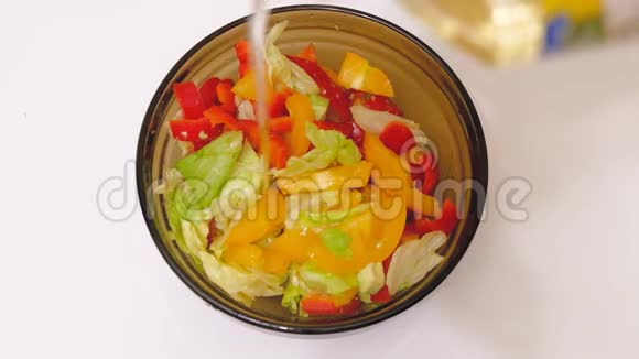 蔬菜饮食蔬菜沙拉女人搅拌蔬菜沙拉视频的预览图