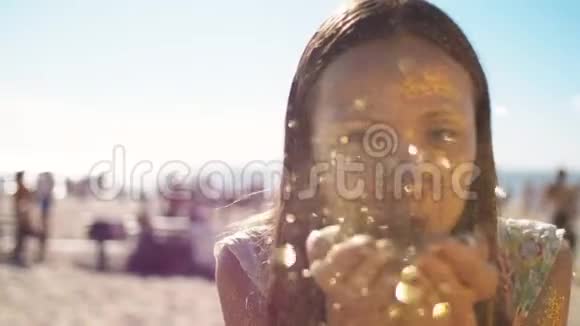 微笑的女孩在海滩上挥金如土视频的预览图