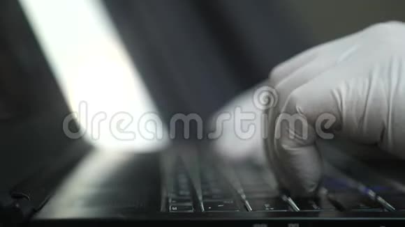 工人手拿手套用电脑在笔记本电脑上打字视频的预览图
