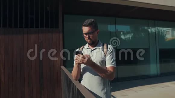 男游客正在把他的智能手机连接到免费无线网络建设视频的预览图