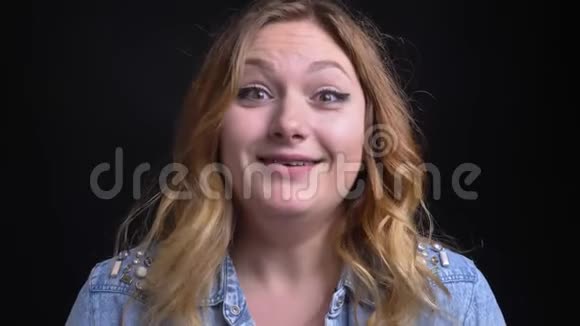 一张成年白人金发女子的特写照片她看着镜头微笑着点头表示赞同视频的预览图