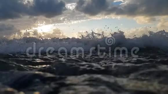 在雾蒙蒙的一天里在黑海溅起汹涌的海浪视频的预览图