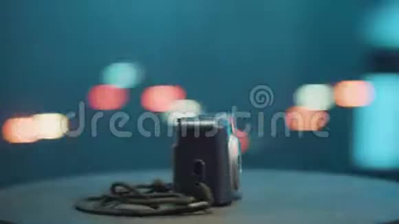 视频旋转台上的老灰色半自动胶片相机视频的预览图