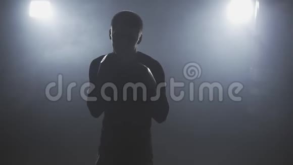 在慢速运动的低光健身房中进行跆拳道训练运动员的拳击镜头视频的预览图