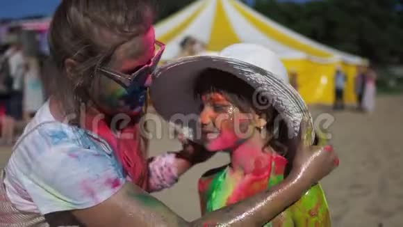 少女拥抱妹妹在霍利节日的颜色视频的预览图