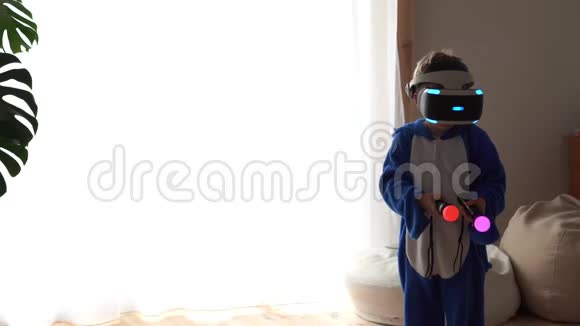 青春的现代生活日常生活中最新的电子技术小男孩在家玩虚拟现实视频的预览图