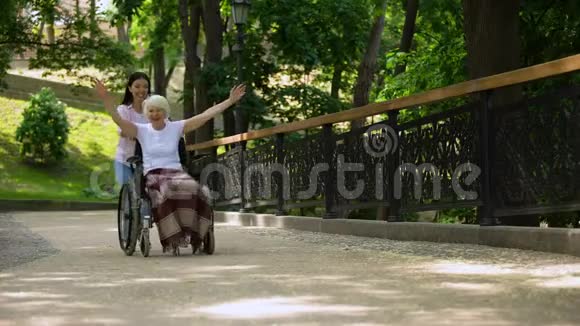亚洲女性推着兴奋的成熟女士轮椅快乐的老年患者健康视频的预览图