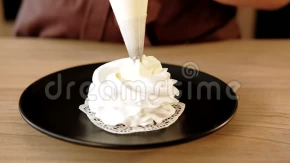 糕点装潢技法滚边糖霜花式糕点视频的预览图