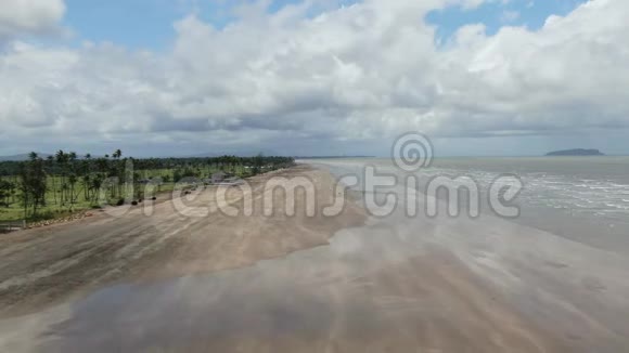 特罗姆波沙捞越婆罗洲的金沙滩视频的预览图
