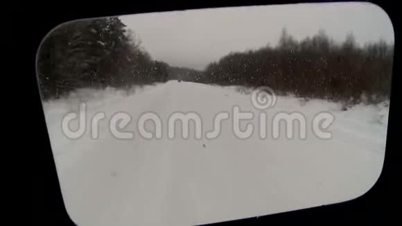 从车窗上看冬天的马路视频的预览图