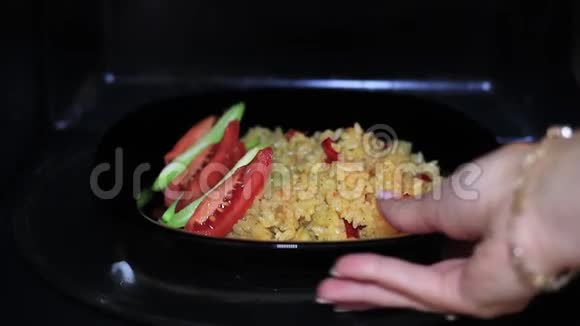 微波炉中的米饭视频的预览图