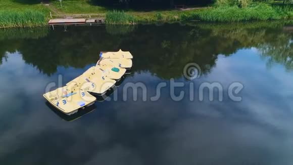 空中俯瞰平静的湖面上面有划艇岸边有供缝合的长凳4K视频的预览图