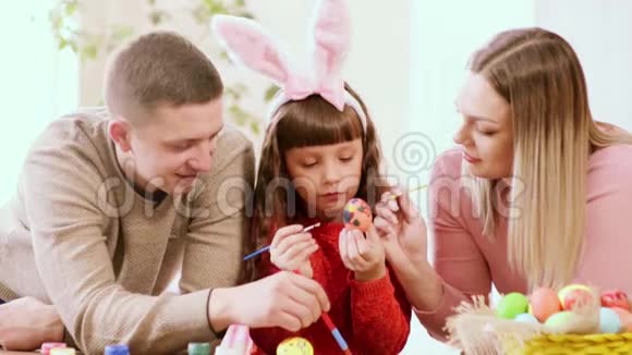 女儿拿着一个鸡蛋父母装饰它都看着父亲视频的预览图