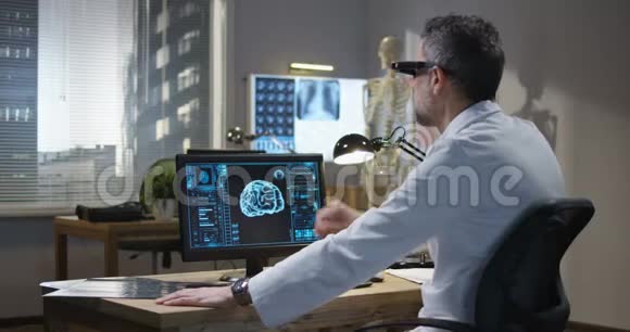 医生用VR技术分析脑部扫描视频的预览图