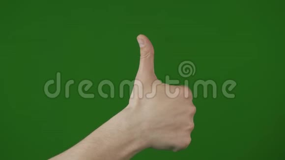 在绿色背景下做手势强壮的男性手臂视频的预览图