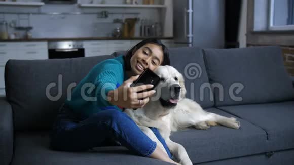微笑可爱的印度女人与狗自拍视频的预览图