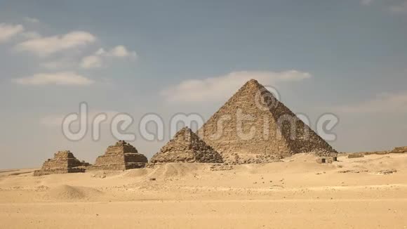 开罗附近吉萨金字塔的低角度拍摄视频的预览图
