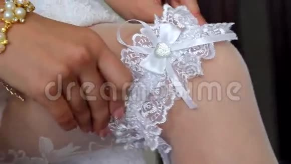 新娘腿上的吊带视频的预览图