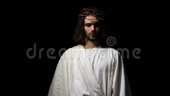耶稣披着荆棘和袍子举手祷告求信和慈爱视频的预览图