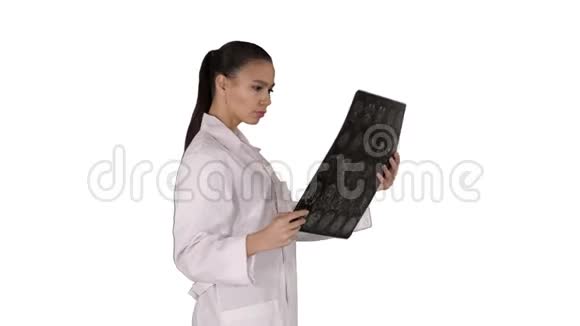 知识女性保健人员带白色实验衣看x射线摄影图像ct扫描核磁共振成像视频的预览图