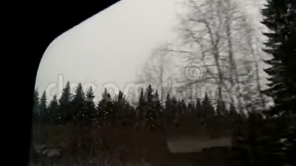 从车窗上看冬天的马路视频的预览图