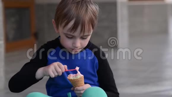 在户外吃冰淇淋的男孩快乐的孩子散步快乐的童年视频的预览图