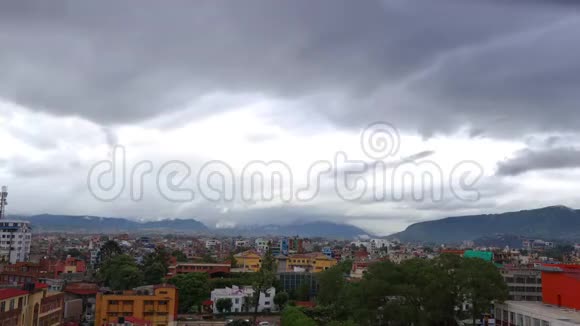 尼泊尔加德满都上空的雨云4K时差视频视频的预览图
