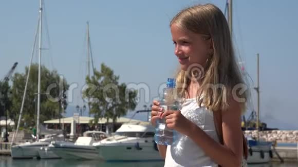 沙滩海港儿童饮水暑假快乐旅游女孩4K视频的预览图