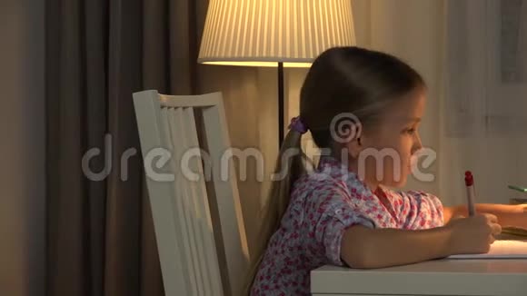 互联网使用平板电脑儿童写作女孩上学夜景4K视频的预览图