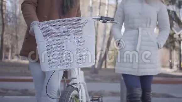 不认识的年轻夫妇带着自行车在户外散步在晴朗的天气骑自行车视频的预览图