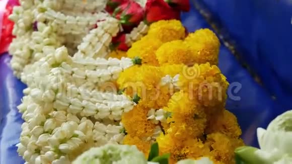 为祭坛准备花花环出售摆在市场摊位上的献祭礼花花环视频的预览图