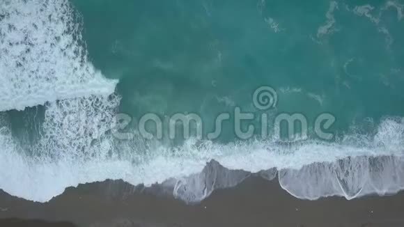 鸟瞰鸟瞰绿松石海浪海浪拍岸飞溅视频的预览图