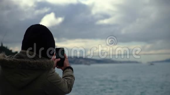 Bosphorus用手机观看伊斯坦布尔视频的预览图