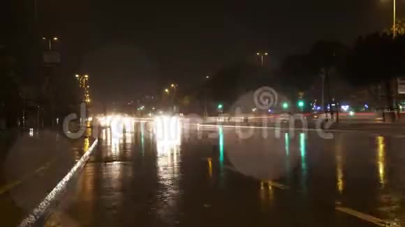 在雨夜的高速公路上行驶的汽车视频的预览图