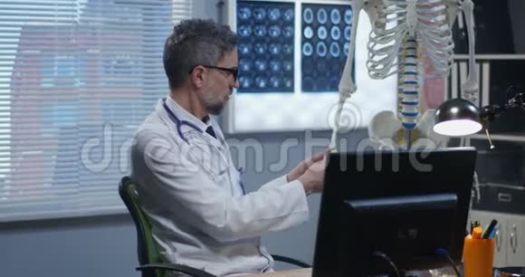 利用骨骼模型分析手部解剖的医生视频的预览图