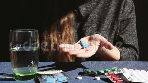 妇女和药丸手头的药品保健概念视频的预览图