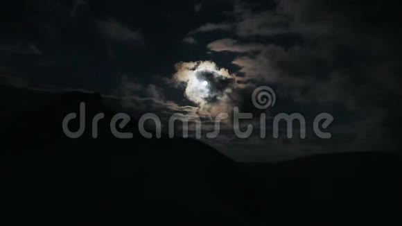 夜晚云在山上掠过月亮夜空满月云彩实时视频的预览图