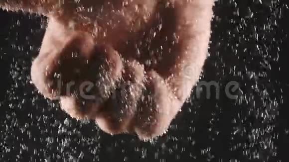 雄性手用拇指向上在水中的黑色背景人体部分在水下新鲜度夏季积极性视频的预览图