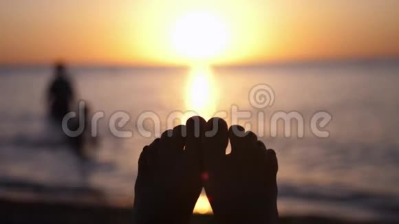 女足在热带海滩上日落时分在海边享受欢乐的女人视频的预览图