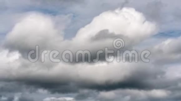 在雨前天空中飘浮着巨大的云来改变天气时间流逝视频的预览图
