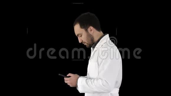 男医生走着看着手机屏幕最后阿尔法频道视频的预览图